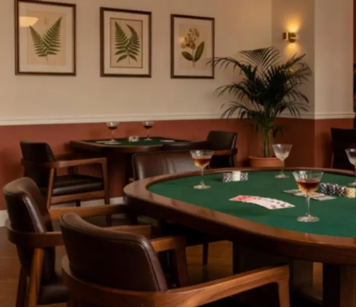 Forest-green pókerasztal koktéllal, elegáns offline lounge hangulatban